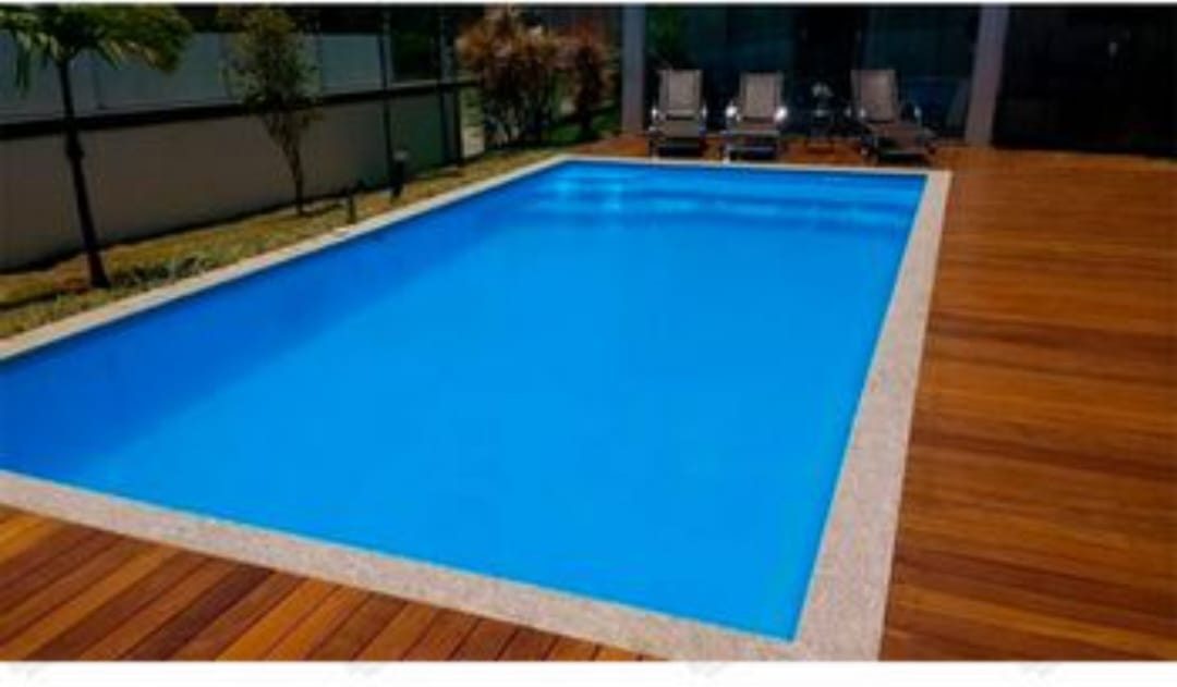Piscina de vinil com deck de madeira