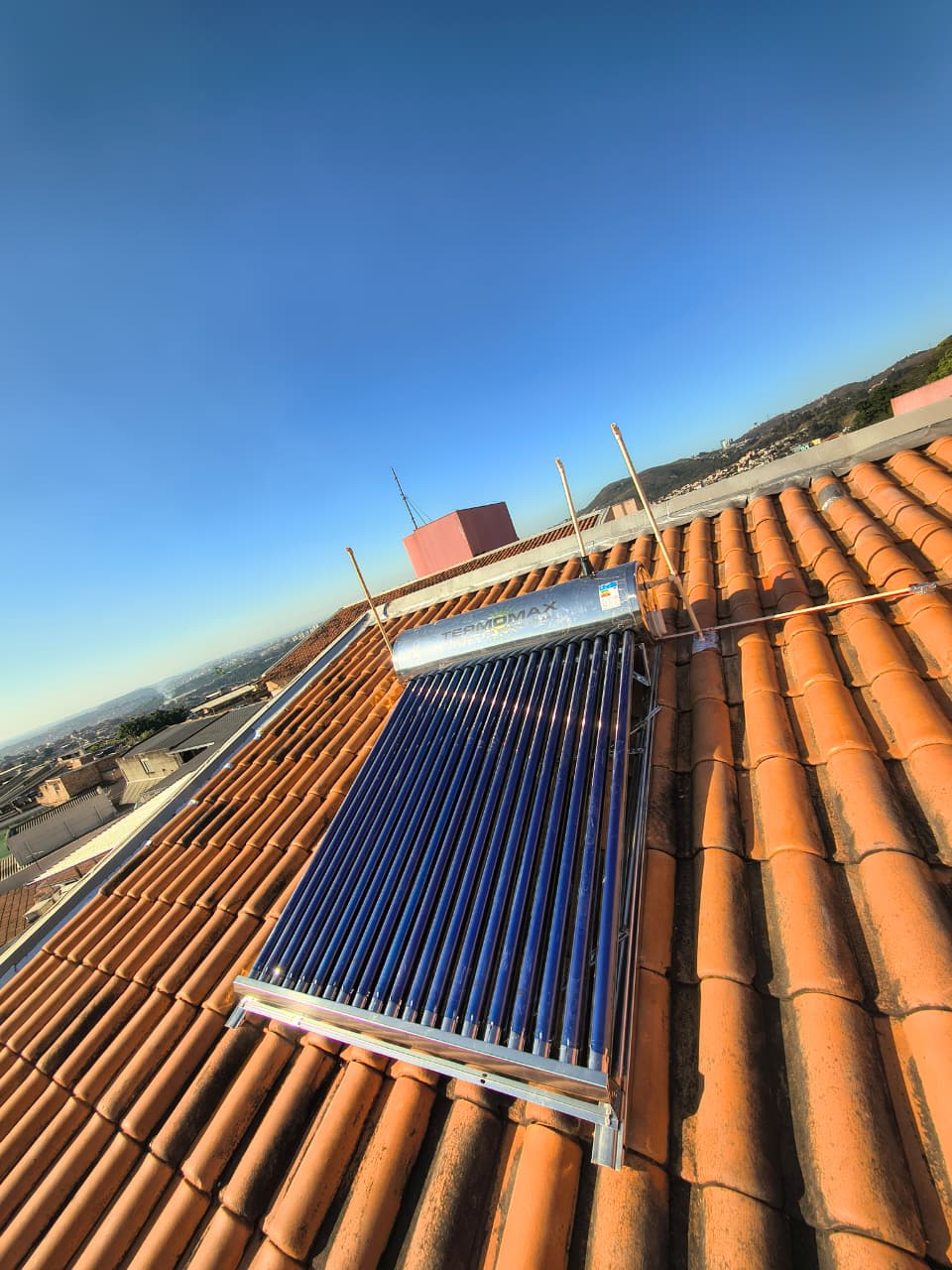 Instalação de aquecedor solar em telhado de cerâmica