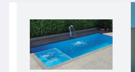 Piscina com aerador e jato de água em área externa